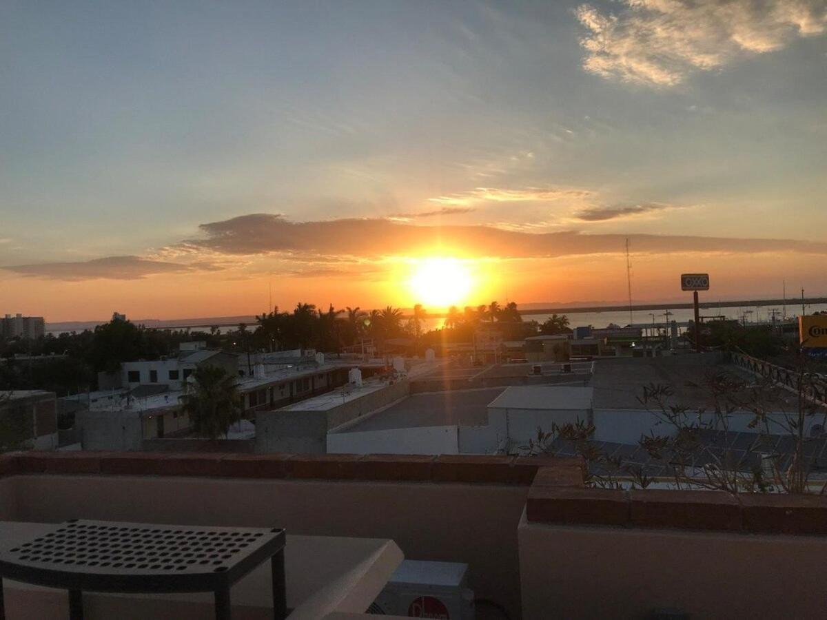 Hermoso Edificio Ubicado A Pocas Cuadras Del Malecon De La Paz Bcs エクステリア 写真